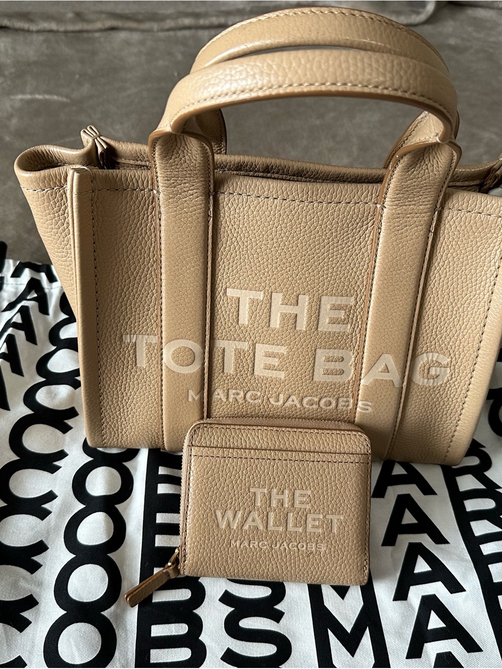 Marc Jacobs Pebbled Beige Tote with Matching Wallet - Picture 2 of 4